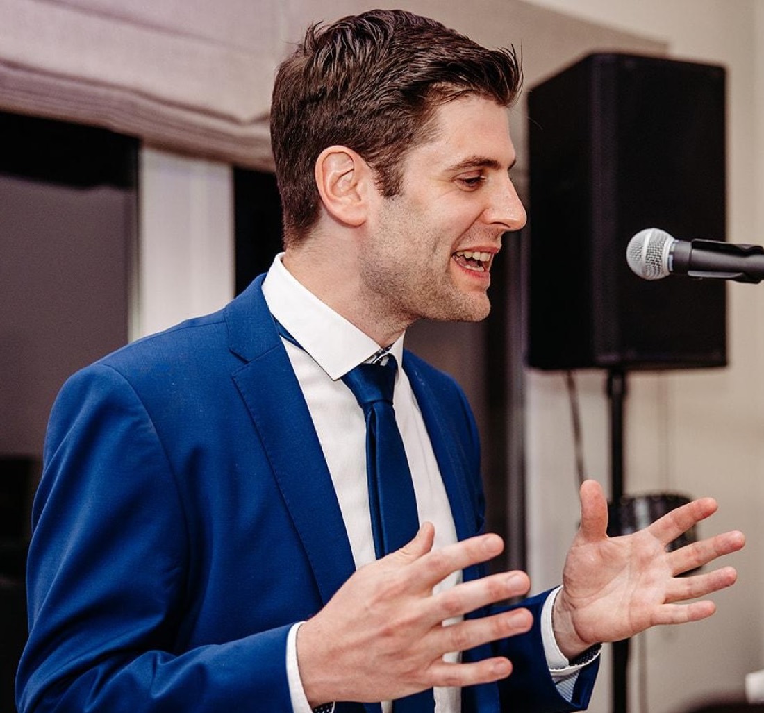 Christian Schmickler spricht am Mikrofon